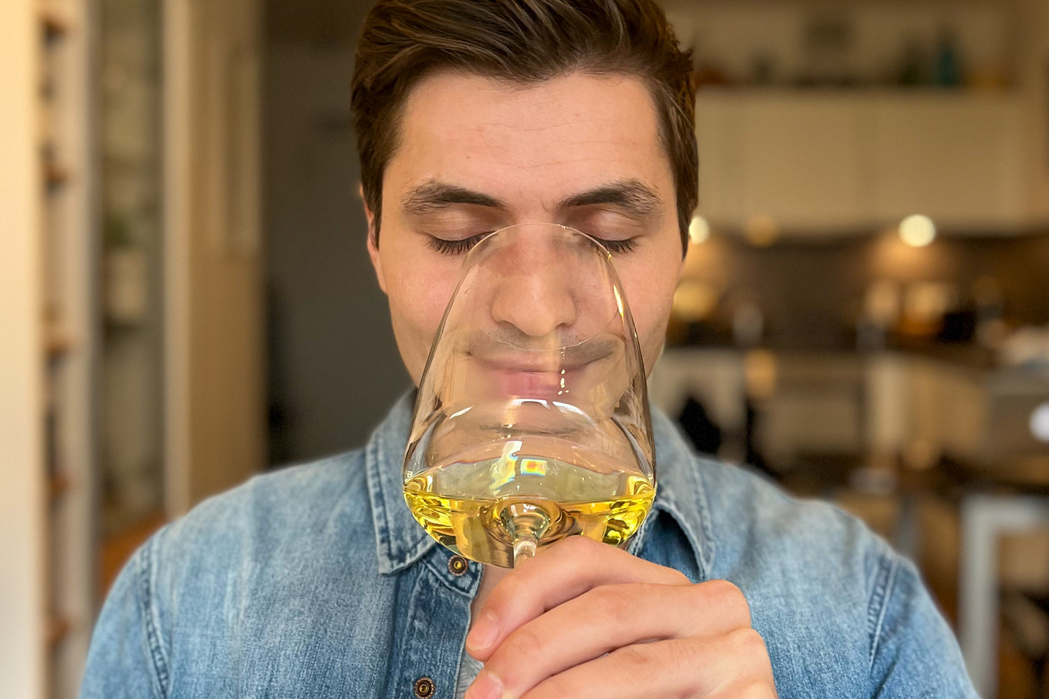 Winzer beschreibt den Geschmack der Weißweine von FairGrapes